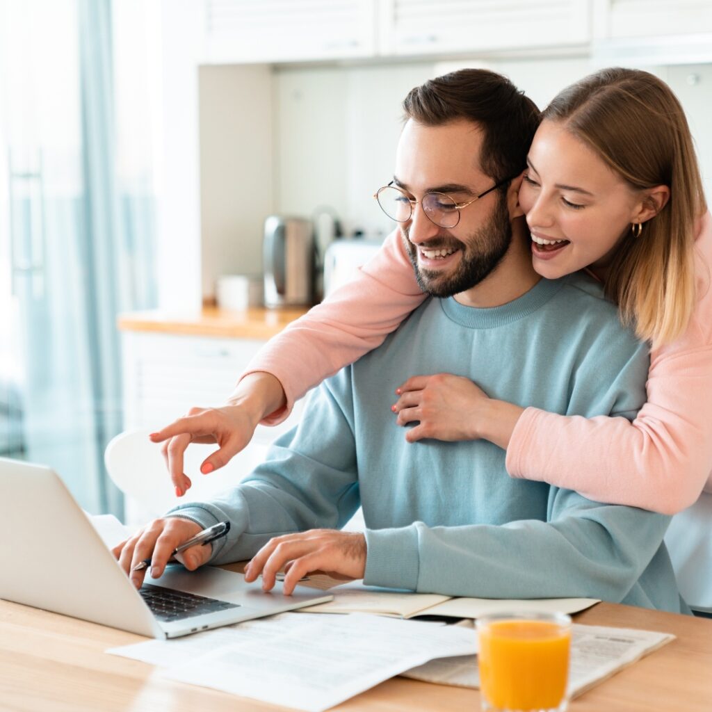 Couple heureux regardant l'écran d'un ordinateur